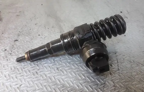 Volkswagen Golf Plus Fuel injector 038130075A 0414720015