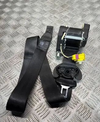 Volkswagen Touran II Front seatbelt 33032589