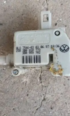Volkswagen PASSAT B5 Central locking motor 3B0959782 3B0810773