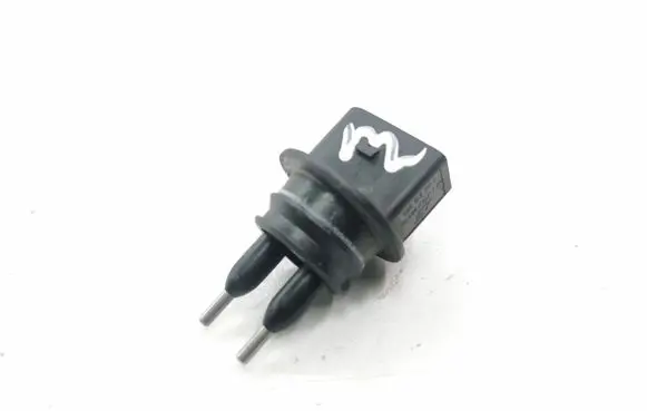 Volkswagen PASSAT B5 Windshield washer fluid level sensor 7M0919376 95VW17K656AA