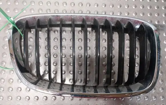 Front bumper upper radiator grill