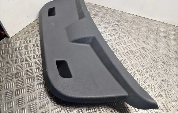 Tailgate trim