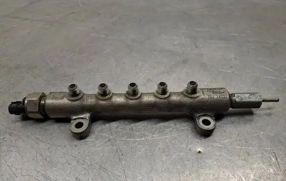 Toyota Avensis T250 Fuel main line pipe 05J14232
