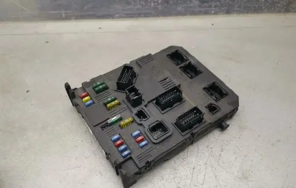 Peugeot 407 Fuse module 9655221280 S120104500I