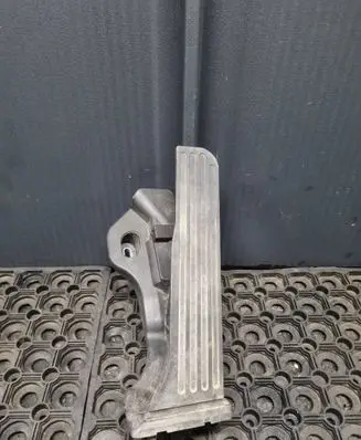 Accelerator throttle pedal