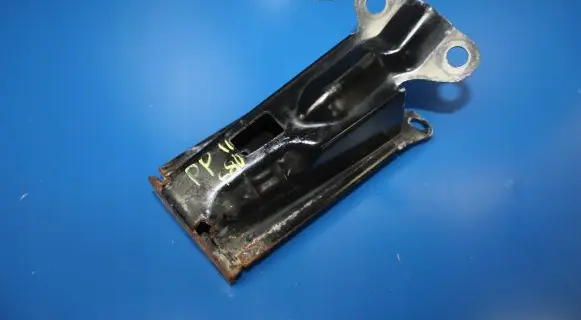 Volvo S80 Engine mounting bracket