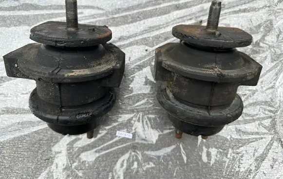 Nissan Patrol Y61 Engine mount bracket 11220VB911 11210VB910