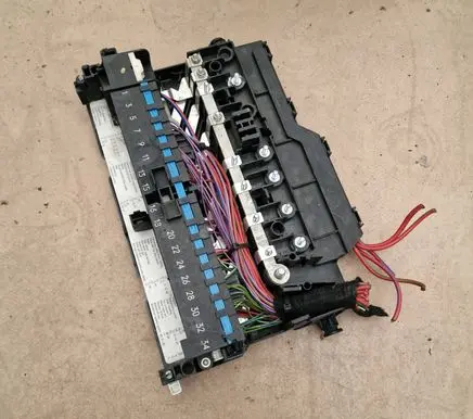 BMW 3 E46 Fuse module 8364542