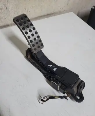 Mercedes-Benz ML W164 Accelerator throttle pedal A1643000104 141205