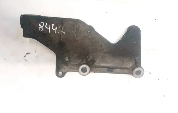 Mazda 323 Engine mounting bracket