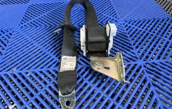 Middle seatbelt (rear)