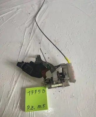 Peugeot 107 Rear door lock 8979897