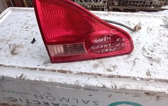 Toyota Avensis Verso Tailgate rear/tail lights
