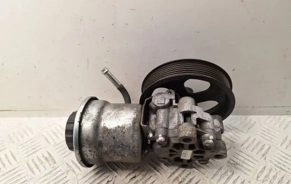 Toyota Corolla Verso AR10 Power steering pump 4431005120