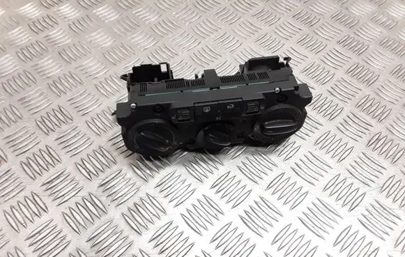 Volkswagen Touran I Climate control unit
