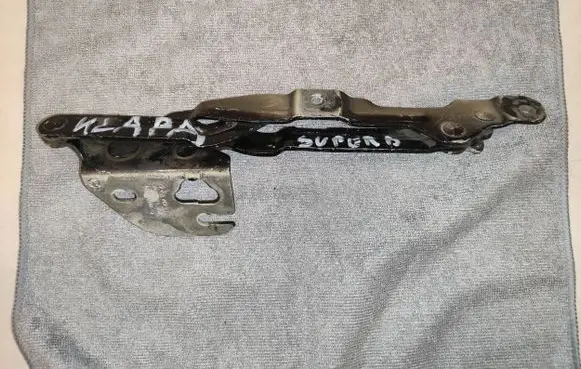 Audi A4 S4 B5 8D Tailgate/trunk/boot hinge 3B5827302A