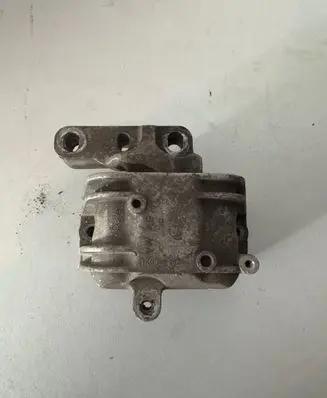 Volkswagen PASSAT B6 Engine mount bracket 1K0199262