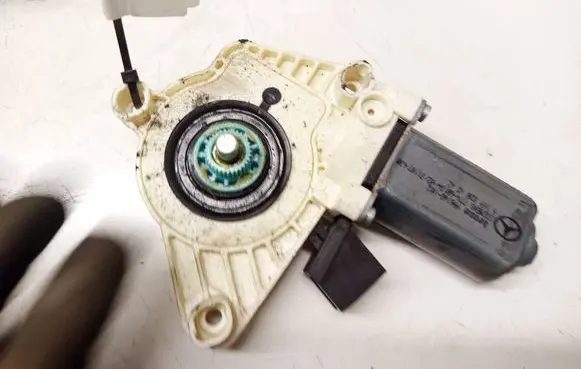 Mercedes-Benz B W245 Rear door window regulator motor A1698204542 996148102