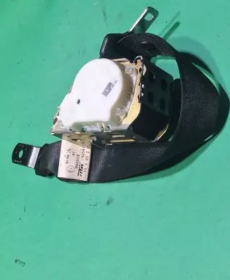BMW X3 E83 Rear seatbelt 33026555