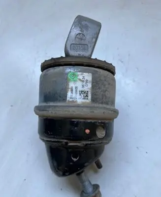 Engine mount bracket