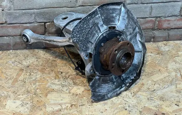 Rear wheel hub spindle/knuckle