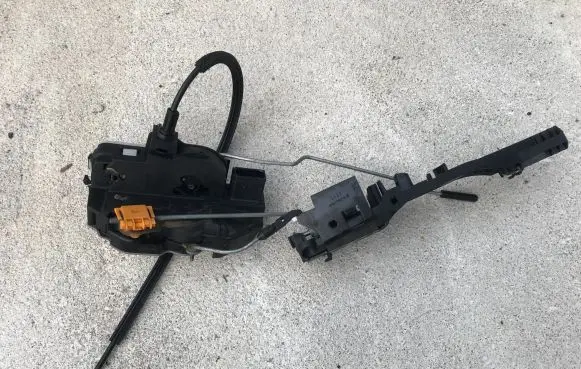 Opel Insignia A Front door lock