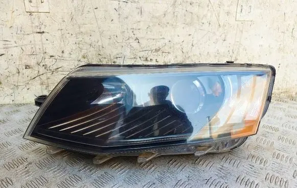 Skoda Octavia Mk3 (5E) Headlight/headlamp 5E1941015B 1305631226 1305237002
