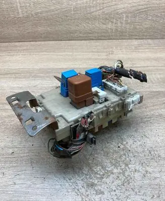 Nissan Almera Tino Fuse module 243504U100 0811002
