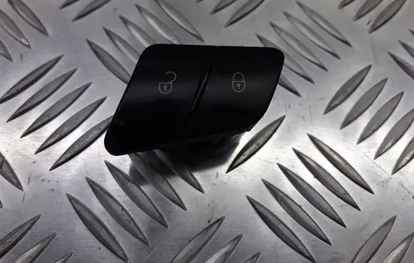 Volkswagen PASSAT B6 Central locking switch button 