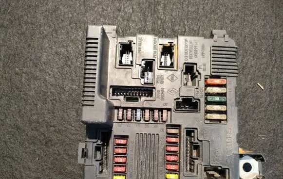 Renault Megane II Fuse module 8200306032A S118399200D 04138820