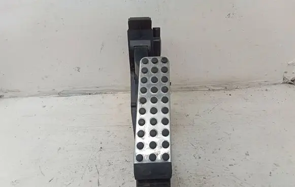 Mercedes-Benz E W211 Accelerator throttle pedal A2113000704