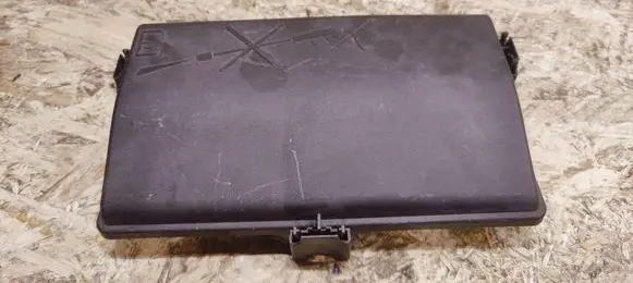 Cadillac SRX Fuse box cover 812461952