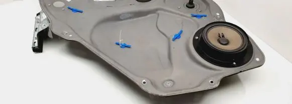Rear door manual window regulator