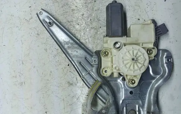 Toyota Avensis T250 Rear door window regulator motor 0130822031