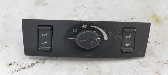 Chrysler Pacifica Seat heating switch M33199