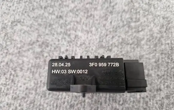 Volkswagen Transporter - Caravelle T7 Seat heating relay 280425 3F0959772B HW03SW0012