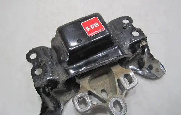 Volkswagen PASSAT B8 Engine mount bracket 5Q0199555AD 17092016
