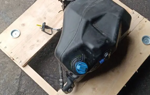 Jaguar F-Pace AdBlue liquid reservoir HK835J228A J17LA