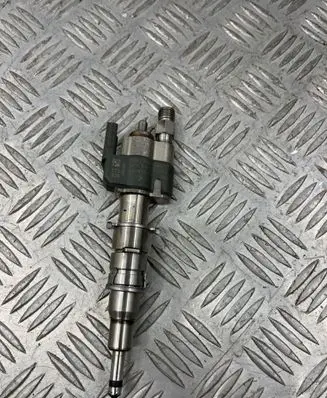 BMW 1 E81 E87 Fuel injector 7589048 10181010