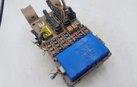 Toyota Corolla E120 E130 Fuse module 8264102040
