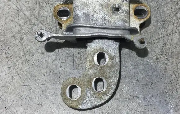 Ford Courier Gearbox mount ET767M121AC ET767M121BC