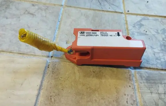Hyundai Santa Fe Airbag deployment crash/impact sensor 9592026000 5WK42935 19040409