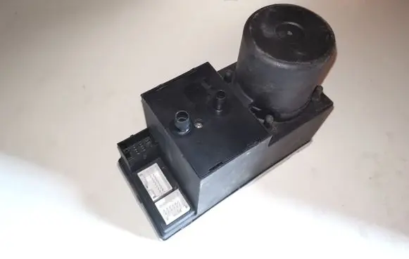 Audi A3 S3 8L Central locking vacuum pump 8L0862257A