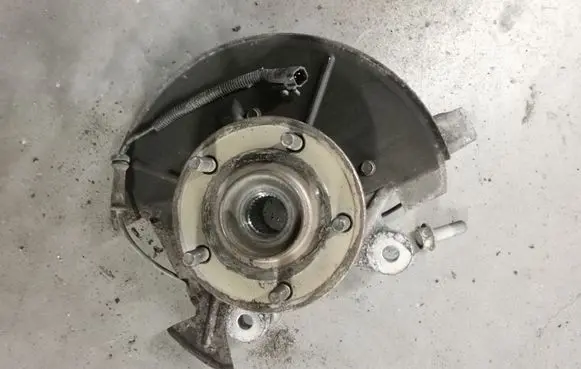 Chrysler Town & Country V Front wheel hub