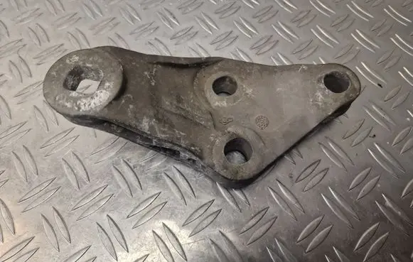 Engine mounting bracket