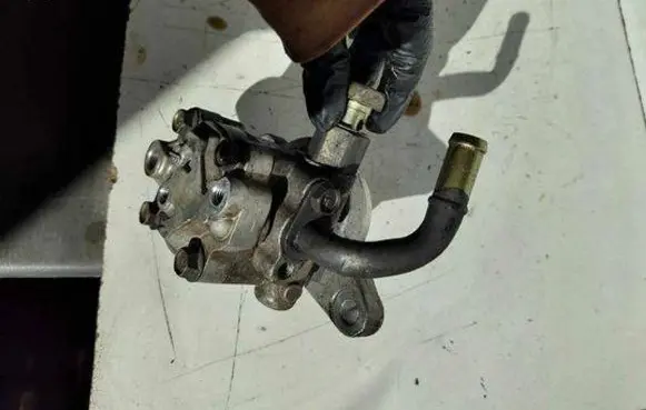 Nissan X-Trail T30 Power steering pump 8H800 3Y142098