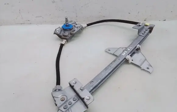 Rear door manual window regulator