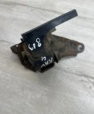 Toyota RAV 4 (XA20) Engine mount bracket