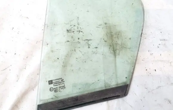Opel Astra H Rear vent window glass 