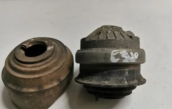 Engine mount bracket